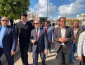 محافظ كفرالشيخ يتابع أعمال تركيب الإنترلوك ورفع كفاءة الأرصفة والجزر الوسطى بشوارع المحافظة