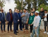 محافظ كفر الشيخ يتوقف أثناء جولته ويتبادل الحديث في لقاء استثنائي مع المزارعين بالحقول: دعم بلا حدود لتعزيز الزراعة الحديثة وتحسين الإنتاج