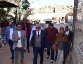 محافظ الأقصر يقوم بجولة لرفع قدرات الكهرباء