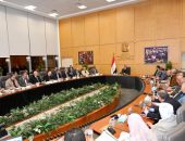 وزير الإسكان يتابع موقف مشروعات مياه الشرب والصرف الصحي بعدد من المحافظات والمدن الجديدة
