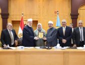 مجلس جامعة الأزهر يكرم المتميزين ويثمّن تبرع الأطباء والطبيبات لشراء أجهزة للمرضى