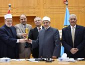 مجلس جامعة الأزهر يكرم المتميزين ويثمّن تبرع الأطباء والطبيبات لشراء أجهزة للمرضى