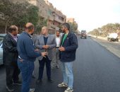 نائب محافظ الجيزة يتابع ميدانيا أعمال مشروعات الرصف بمركز الصف