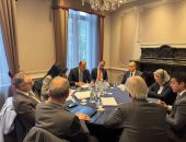 وزير الخارجية والهجرة يلتقى مع مدير عام مجموعة شركات “جون كوكريل” البلجيكية