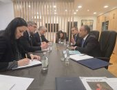 وزير الخارجية والهجرة يلتقي بوزير العمل الصربي