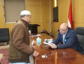 محافظ بني سويف خلال اللقاء المفتوح بالمواطنين: استجابات فورية وحلول عاجلة لشكاوى المواطنين وتوفير دعم إنساني لبعض الحالات الأكثر احتياجاً…. ومواطن يهدي المحافظ كتاباً تقديراً لتجاوبه وحرصه على التواصل المباشر