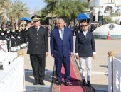 محافظ الوادي الجديد يضع إكليلاً من الزهور على النصب التذكاري لشهداء الشرطة