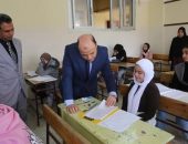 محافظ كفرالشيخ يطمئن على سير امتحانات الشهادة الإعدادية بمدرسة الشهيد المستشار هشام بركات الثانوية بنات