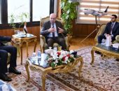 وزير الطيران المدني المصري يلتقي وفداً إماراتياً رفيع المستوى لمناقشة أوجه التعاون في الموضوعات ذات الاهتمام المشترك بمجال الطيران المدني