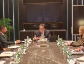نائب رئيس مجلس الوزراء وزير الصحة يبحث مع شركة «فياتريس» التوسع بملف الاستثمارات وتوطين صناعة الدواء
