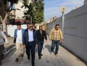 محافظ الجيزة يعاين عدد من المواقع بأحياء الدقي والعجوزة لدراسة استغلالها في اقامة ساحات انتظار ومشروعات خدمية