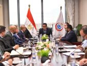 نائب رئيس مجلس الوزراء وزير الصحة والسكان يبحث سبل التعاون وخطط العمل المشترك مع شركة استرازينكا