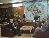 نائب رئيس جامعة الأزهر يعقد اجتماعا مصغرا مع عميدة كلية الاقتصاد المنزلي بطنطا.
