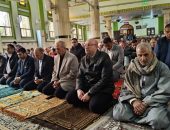 محافظ بني سويف يشهد صلاة الجمعة  بقرية الكوم الأحمر… والخطيب : الأمن والأمان نعمة عظيمة أكد على أهميتها الإسلام