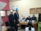 رئيس الإدارة المركزية لمنطقة القاهرة الأزهرية،فضيله الشيخ فواز عبادى، والدكتور إسماعيل الشربينى مدير عام الشؤون الفنية التعليمية بقطاع المعاهد، يتابعان التصفيات النهائية لمسابقة «نحلة التهجي».