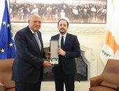 السيد السفير/ سامح شكري، وزير الخارجية السابق يتقلد وسام الصليب الأعظم لمكاريوس الثالث