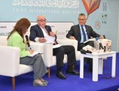 وزير ثقافة فنزويلا يحتفل بصدور كتابه في معرض القاهرة
