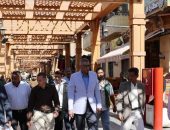 محافظ أسوان يتفقد الميادين والشوارع الرئيسية .. ويستمع لمطالب المواطنين .. ويوجه المسئولين لحلها