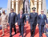 نائب محافظ الأقصر يضع أكليل الزهور على النصب التذكارى لشهداء الوطن أحتفالاً بعيد الشرطة الـ 73