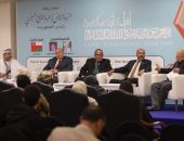 جامعة السلطان قابوس تهدي الأساتذة المصريين درعها خلال جلستها الحوارية عن “الجامعة في عيون الأكاديميين المصريين”