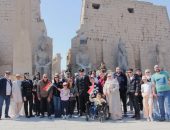 شرطة السياحة بالأقصر توزع الورود على السائحين بالمعابد..وعلم مصر يحلق على البالون الطائر احتفالا بعيد الشرطة
