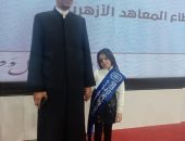 رئيس الإدارة المركزية لمنطقة القاهرة الأزهرية يشهد عروض رياض الأطفال بمعرض الكتاب.
