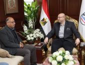 محافظ بني سويف يناقش مع رئيس الهيئة مستجدات الموقف التنفيذي لمشروعات الطرق والكباري الجاري تنفيذها بالمحافظة