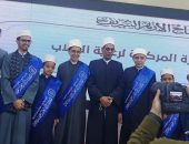 رئيس الإدارة المركزية لمنطقة القاهرة الأزهرية يتابع انشطة الطلاب داخل معرض الكتاب.