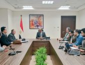 نائب وزير الاسكان يلتقي مسئولي إحدي الشركات المتخصصة فى أنظمة معالجة الصرف الصحى المتقدمة