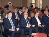 محافظ الوادي الجديد يُشارك بمنتدى “توطين النباتات الطبية والعطرية”