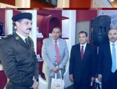 رئيس جامعة جنوب الوادي يتفقد جناح وزارة الدفاع بمعرض القاهرة الدولي للكتاب