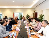 وزير الإسكان يعقد اجتماعا لمتابعة موقف تنفيذ المشروعات بالعلمين الجديدة والساحل الشمالى