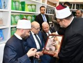 وزير الأوقاف ومفتي الجمهورية و الدكتور مصطفي الفقي وعدد من كبار رجال الدولة وكبار الشخصيات في زيارة لجناح المجلس الأعلى للشئون الإسلامية بمعرض القاهرة الدولي للكتاب