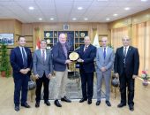 رئيس جامعة المنصورة يستقبل نائب رئيس “جامعة مانشستر” في إطار زيارته لكلية الطب