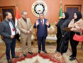 محافظ الدقهلية يكرم اثنان من اصحاب المخابز البلدية الملتزمين بانتاج خبز مطابق للمواصفات وبالجودة المطلوبة.