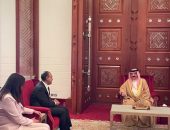وزير الخارجية والهجرة ينقل تحيات فخامة رئيس الجمهورية إلى جلالة ملك البحرين