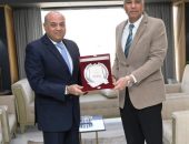الدكتور إسماعيل كمال يكرم وكيل وزارة التربية والتعليم لإنتهاء فترة خدمته بأسوان