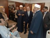 رئيس جامعة الأزهر ونائبه والسفير المصري يزورون وزير الشئون الدينية الإندونيسي في مستشفى فندق إنمدة بجاكرتا