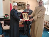 رئيس منطقةالمنوفية الأزهرية ومدير عام الوعظ يسلمان المصحف الشريف هدية الإمام الأكبر لعميد كلية أصول الدين