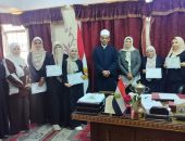 رئيس الإدارة المركزية لمنطقة القاهرة الأزهرية يكرم إدارة العلاقات العامة والإعلام بالمنطقة في الأحتفال  بذكرى مرور ١٠٨٥ عاما علي تأسيس “الجامع الأزهر “