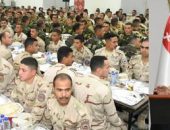 الفريق أول / عبد المجيد صقر القائد العام للقوات المسلحة وزير الدفاع والإنتاج الحربى يتناول وجبة الإفطار مع مقاتلى المنطقة المركزية العسكرية وقوات حرس الحدود والمظلات والصاعقة …
