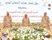 الفريق أول / عبد المجيد صقر القائد العام للقوات المسلحة وزير الدفاع والإنتاج الحربى يشارك عدد من مقاتلى قوات الدفاع الجوى تناول وجبة الإفطار …