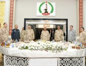 الفريق أول / عبد المجيد صقر القائد العام للقوات المسلحة وزير الدفاع والإنتاج الحربى يشارك مقاتلى الجيش الثانى الميدانى تناول وجبة الإفطار …