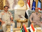 الفريق / أحمد خليفة رئيس أركان حرب القوات المسلحة يلتقى رئيس أركان القوات البرية بالجيش الليبى …