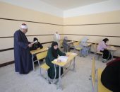 رئيس قطاع المعاهد الأزهرية يتفقّد لجنة امتحانات طلاب فلسطين ويحثّهم على الاجتهاد خدمة لدينهم ووطنهم‏