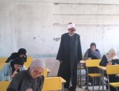 رئيس الإدارة المركزية لشؤون المناطق والخدمات يتابع أعمال امتحانات الشهادة الثانوية الأزهرية بالقاهرة.