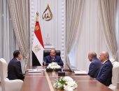 السيد الرئيس عبد الفتاح السيسي، يجتمع مع الدكتور مصطفى مدبولي رئيس مجلس الوزراء، والمهندس محمود عصمت وزير الكهرباء والطاقة المُتجددة بمدينة العلمين.