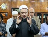 طالب إندونيسي يبكي وفاة والده  بجامعة الأزهر فتواسيه الكلية كلها وتصلي عليه  صلاة الغائب
