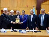 تكريم مجلس جامعة الأزهر برئاسة فضيلة الدكتور سلامة داود والسادة نواب رئيس الجامعة وبحضور فضيلة مفتي الجمهورية الدكتور نظير عياد وفضيلة الدكتور إبراهيم الهدهد رئيس الجامعة الأسبق لقيادات كلية الطب ممثلة في سعادة العميد الدكتور حسين أبوالغيط وسعادة وكيل الكلية لشئون التعليم والطلاب الدكتور خيري عبدالحميد لما تم من إنجازات ملموسة بالكلية وانتظام العمل بالكلية