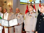 الفريق أول / عبدالمجيد صقر القائد العام للقوات المسلحة وزير الدفاع والإنتاج الحربى يكرم قادة القوات المسلحة الذين أوفوا العطاء بالقوات المسلحة …